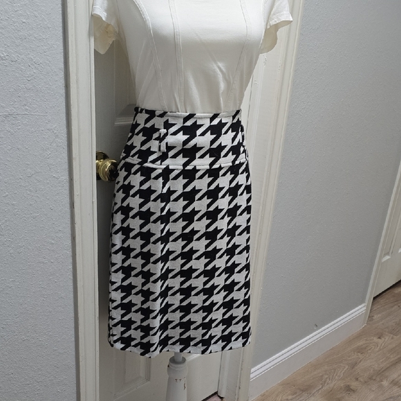 Dresses & Skirts - Classic Black and White Houndstooth Skirt, Size 8